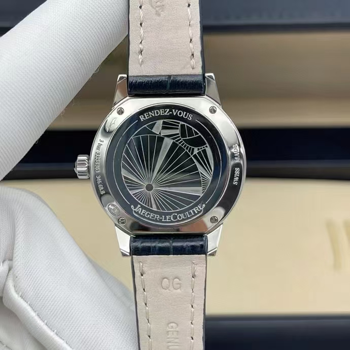 Jaeger-LeCoultre积家 约会系列腕表 Jaeger积家约会系列腕表，型号3408530，表径29mm，石英动力，日期显示，经典热门款，优雅知性，精致高贵，单表好成色，专柜62000，好价🉐️！