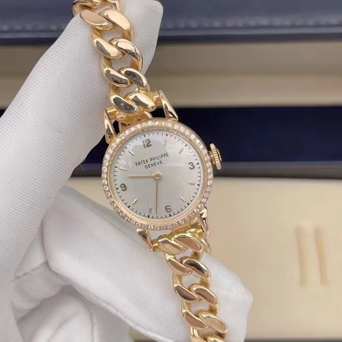 Patek Philippe百达翡丽 18K玫瑰金珠宝系列腕表 一见钟情的PP 百达翡丽 古典珠宝系列腕表，整表18K玫瑰金，表径21，手工打造链带式一体表带，手动机械，后镶钻，奢华璀璨，古典高贵，绝美稀有藏品，参考原价40万+，单表好成色，好价！