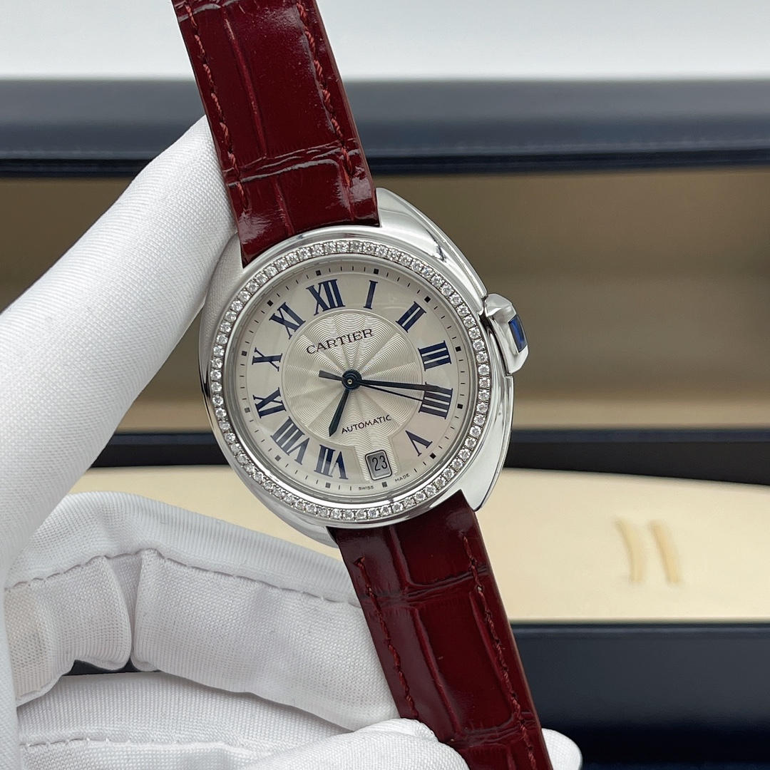 Cartier卡地亚 钥匙系列女士腕表 Cartier 卡地亚钥匙系列女士腕表，表径35mm，自动机械，最新款背透机芯，6点位日历窗，外圈后镶钻，奢华闪耀，原表不镶钻35200，参考白金原钻256000，2W+戴出几十万的效果，超值带走！