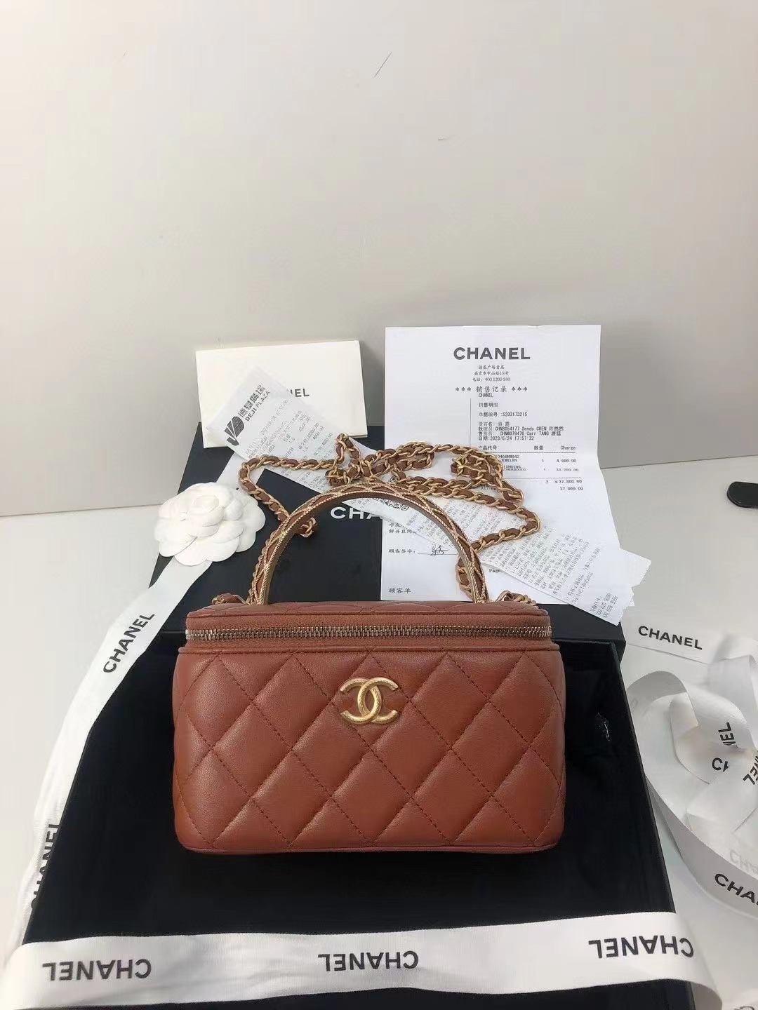 Chanel香奈儿 全新23K金棕新款手柄化妆盒子 全❤️芯片款 Chanel/香奈儿金棕23K 新款手柄长盒子化妆包 新款内置补妆镜 底部双 C logo 浮雕设计 尺寸 16×10×8 附件盒子 尘袋23年6月德基票🎫好价💰