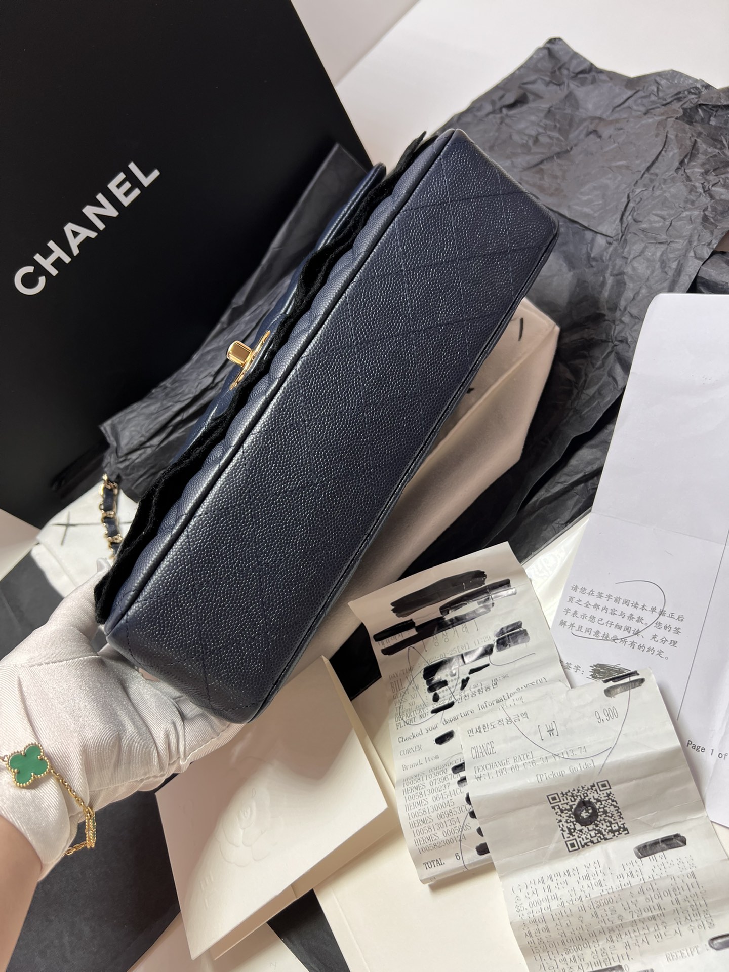 Chanel香奈儿 全新全套芯片款深蓝色荔枝皮金扣cf中号链条包 Chanel 香奈儿全新全套芯片款深蓝色荔枝皮金扣cf中号链条包，柔软饱满的质感，优雅的包型上身很显气质，配件盒子，尘袋，票，专柜62700，我们只要4W+超值带走！
