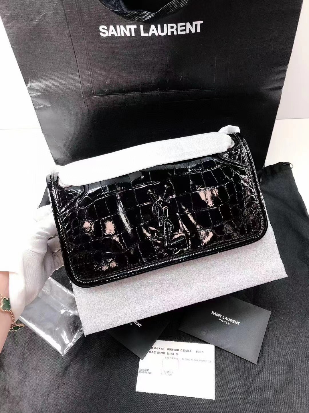 Saint Laurent圣罗兰 全新鳄鱼纹漆皮光面niki小号 全❤️Ysl 圣罗兰 niki小号黑色光面漆皮鳄鱼纹银扣链条包 普通扣 尺寸21x16  时尚爆款 原价24100 附件尘袋卡片 全新超值好价💰