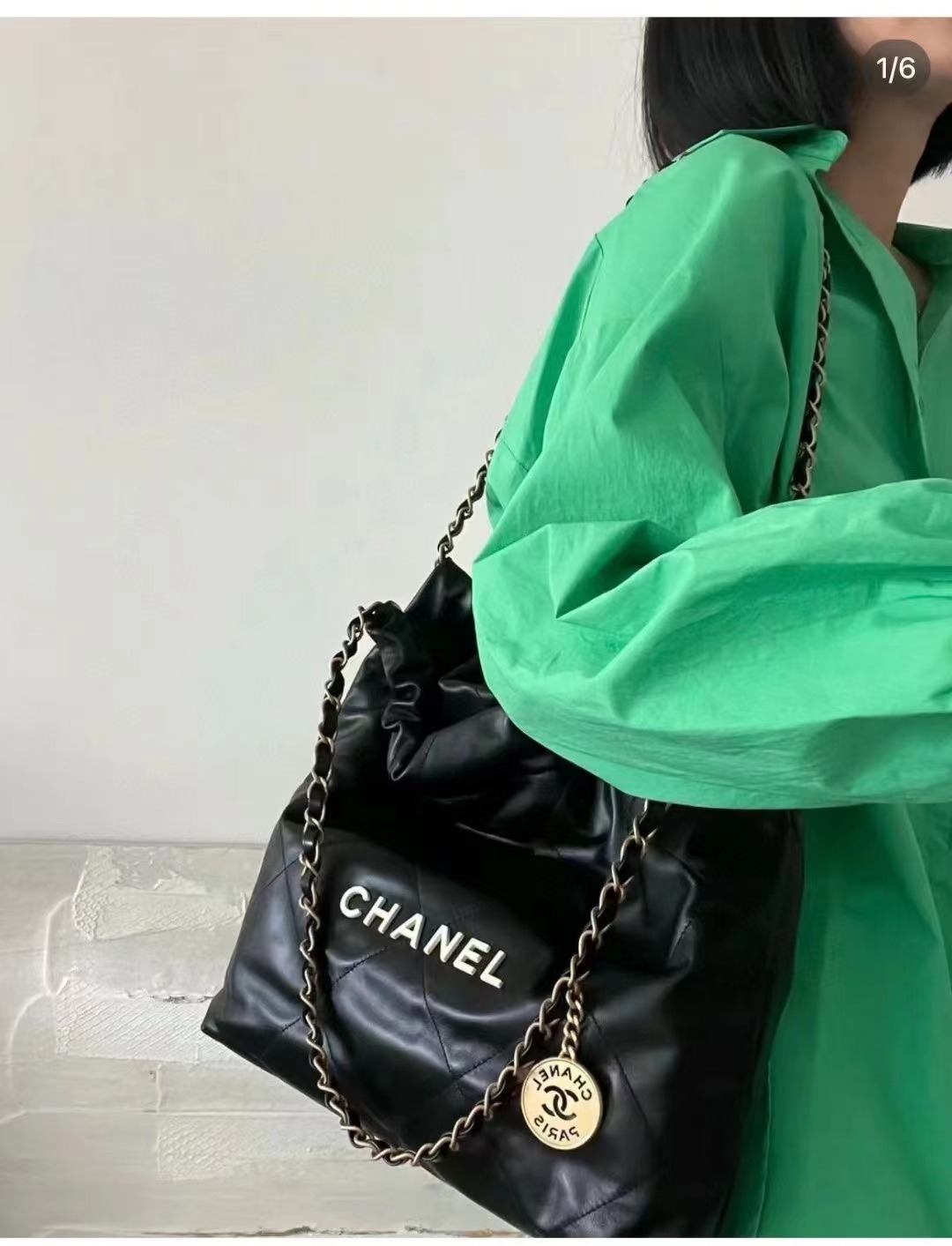 Chanel香奈儿 全新22bag黑金白色小号 全❤️Chanel 香奈儿22bag黑金白字 小号芯片款尺寸：37*35*7cm黑金白字真的太太太高级了！没有人可以逃过垃圾袋真香定律 24年2月购入 附件尘袋好价💰