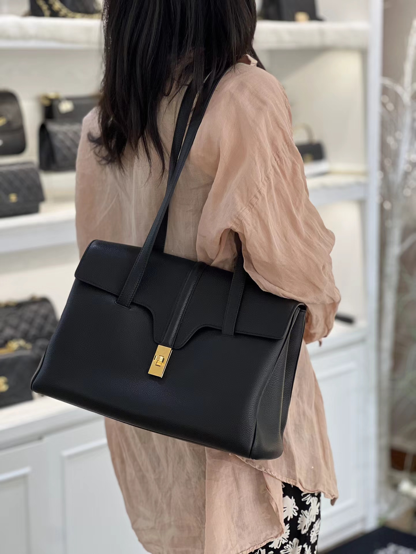 Saint Laurent圣罗兰 黑金soft 16中号 Celine 赛琳 黑金soft 16 中号单肩，腋下包，皮质超柔软，容量也很大，尺寸底边32，公价2w多在售，好价9K+