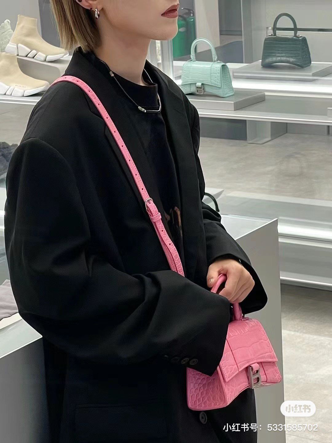 Balenciaga巴黎世家 樱花粉鳄鱼压纹沙漏包XS Balenciga 巴黎世家沙漏包xs ，樱花🌸粉鳄鱼压纹 辣妹必备哇 超级无敌大热门 ~公价在售近2w，💰好价几k🉐️