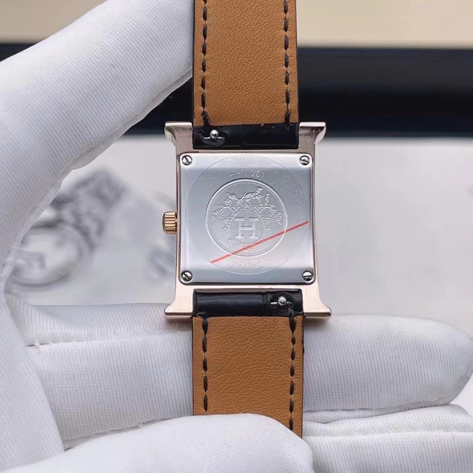 Hermes爱马仕 幻彩贝母H Hour腕表 Hermes爱马仕 H hour系列腕表，石英20*30mm，热门新款🔥，后钻超级闪，幻彩贝母刻度钻，奢华高贵，精致闪耀，单表好成色，参考原钻十几万，现货超值1W冒泡！