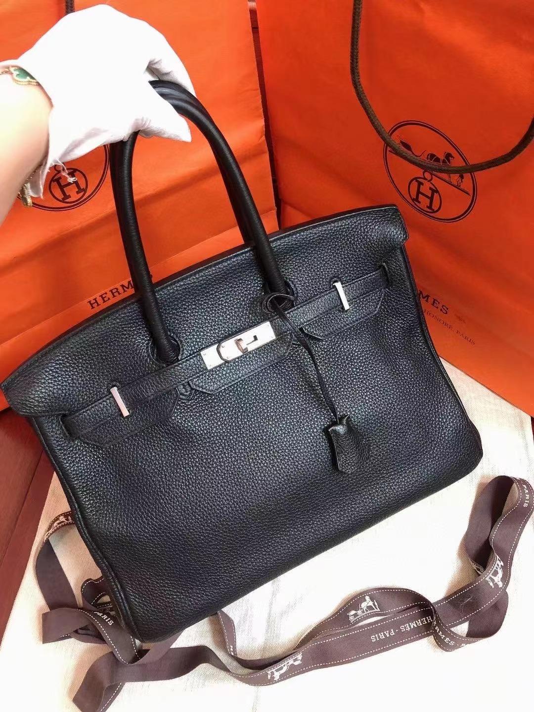 Hermes爱马仕 黑银birkin铂金包35 98新 爱马仕Hermes Birkin35 bk35 togo 黑银 框Q刻 超级火的款 大包凹造型时尚又帅气 附件:防尘袋 钥匙锁好价💰