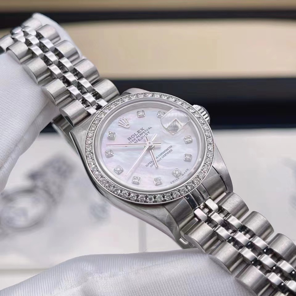 Rolex劳力士 粉色贝母刻度钻日志型腕表 Rolex劳力士女装日志型自动机械腕表，表径26mm，后镶钻，升级超美粉色贝母刻度钻，日历窗，经典保值，高贵优雅，单表好成色，参考原钻13多万，秒价2W多带走💕