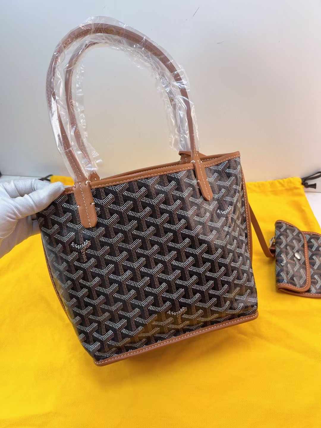 Goyard高雅德 全新棕色mini tote双面购物袋 全❤️Goyard/戈雅棕色minitote双面购物袋单肩手提包，包包自重很轻，超实用可爱，23编码 附件：尘袋、子袋 尺寸:21.5*20*10cm 超级火爆款 好价💰