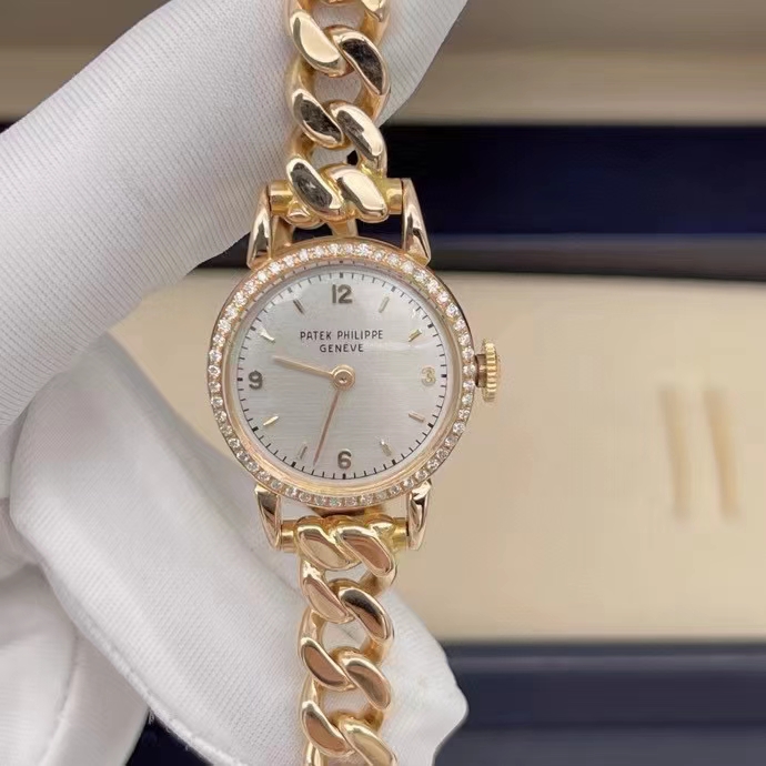 Patek Philippe百达翡丽 18K玫瑰金珠宝系列腕表 一见钟情的PP 百达翡丽 古典珠宝系列腕表，整表18K玫瑰金，表径21，手工打造链带式一体表带，手动机械，后镶钻，奢华璀璨，古典高贵，绝美稀有藏品，参考原价40万+，单表好成色，好价！