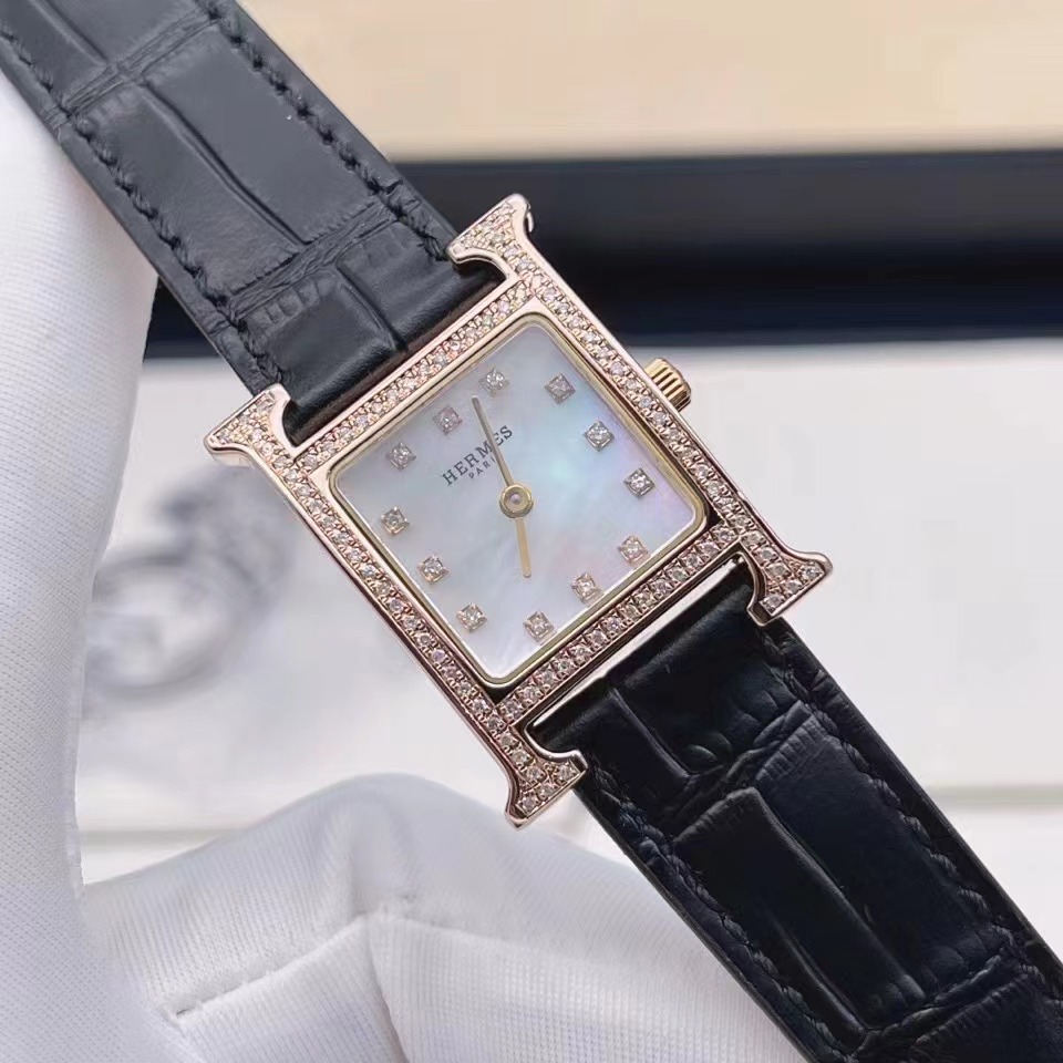 Hermes爱马仕 幻彩贝母H Hour腕表 Hermes爱马仕 H hour系列腕表，石英20*30mm，热门新款🔥，后钻超级闪，幻彩贝母刻度钻，奢华高贵，精致闪耀，单表好成色，参考原钻十几万，现货超值1W冒泡！