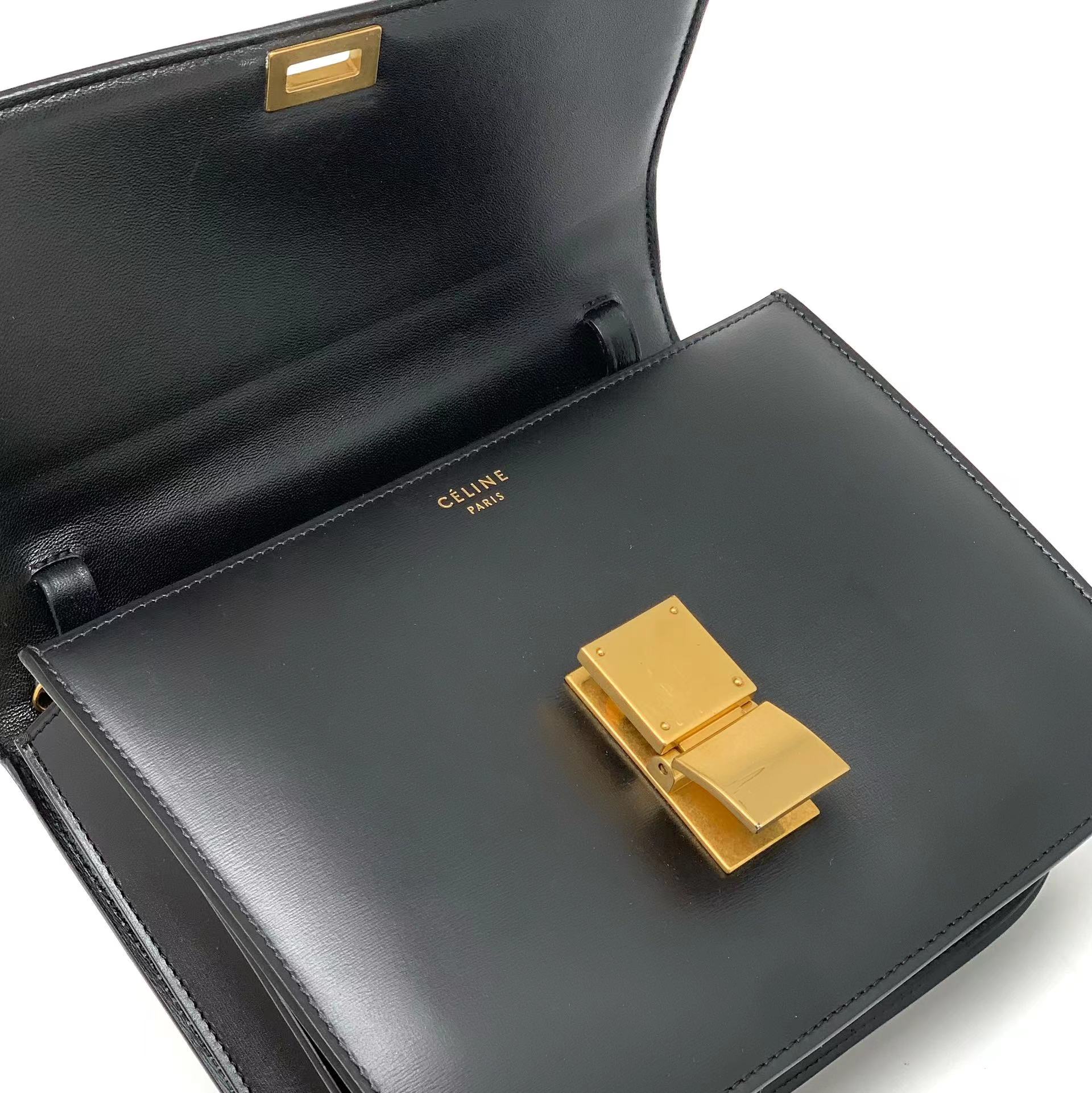 Celine思琳 黑金box豆腐包中号 Celine box中号豆腐包 黑金百搭 尺寸约24*17cm 男女生可背 附件：盒子、尘袋、卡纸 💰公价3W多 📦现货便宜带走6K+