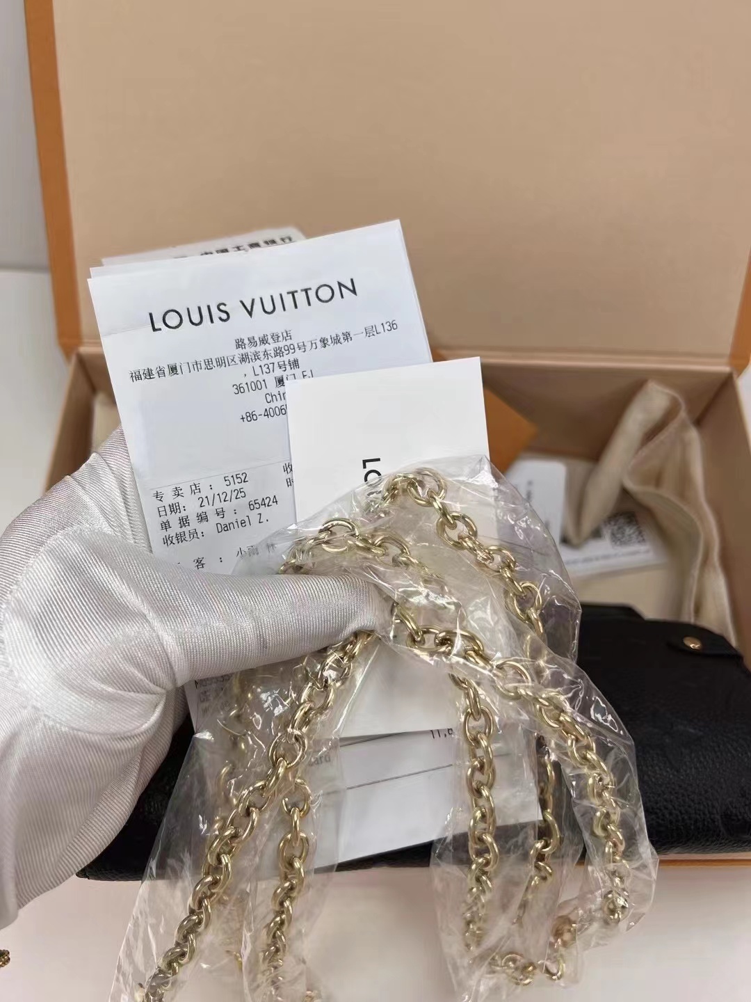 Louis Vuitton路易威登 全新全套全皮黑金vavin woc链条包 LV全新全套全皮金vavin woc链条包，超有质感的全全皮老花，尽显高级的低调，气质百搭，附件如图有小票大全套带走啦