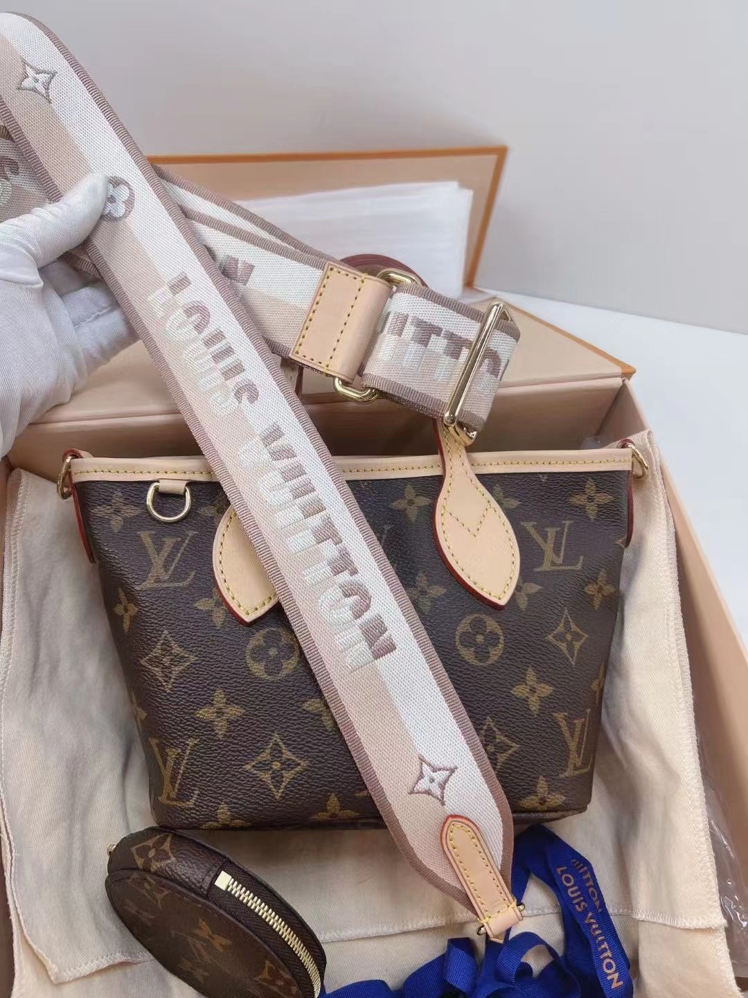 Louis Vuitton路易威登 全新全套nf bb奶茶色肩带 全❤️全套LV Neverfull BB 奶茶色肩带M46705，可手提可斜挎，肩带可拆卸，可盐可甜。24年国专购入带小票，专柜18200还买不到，附件盒子 尘袋24年4月票🎫好价💰