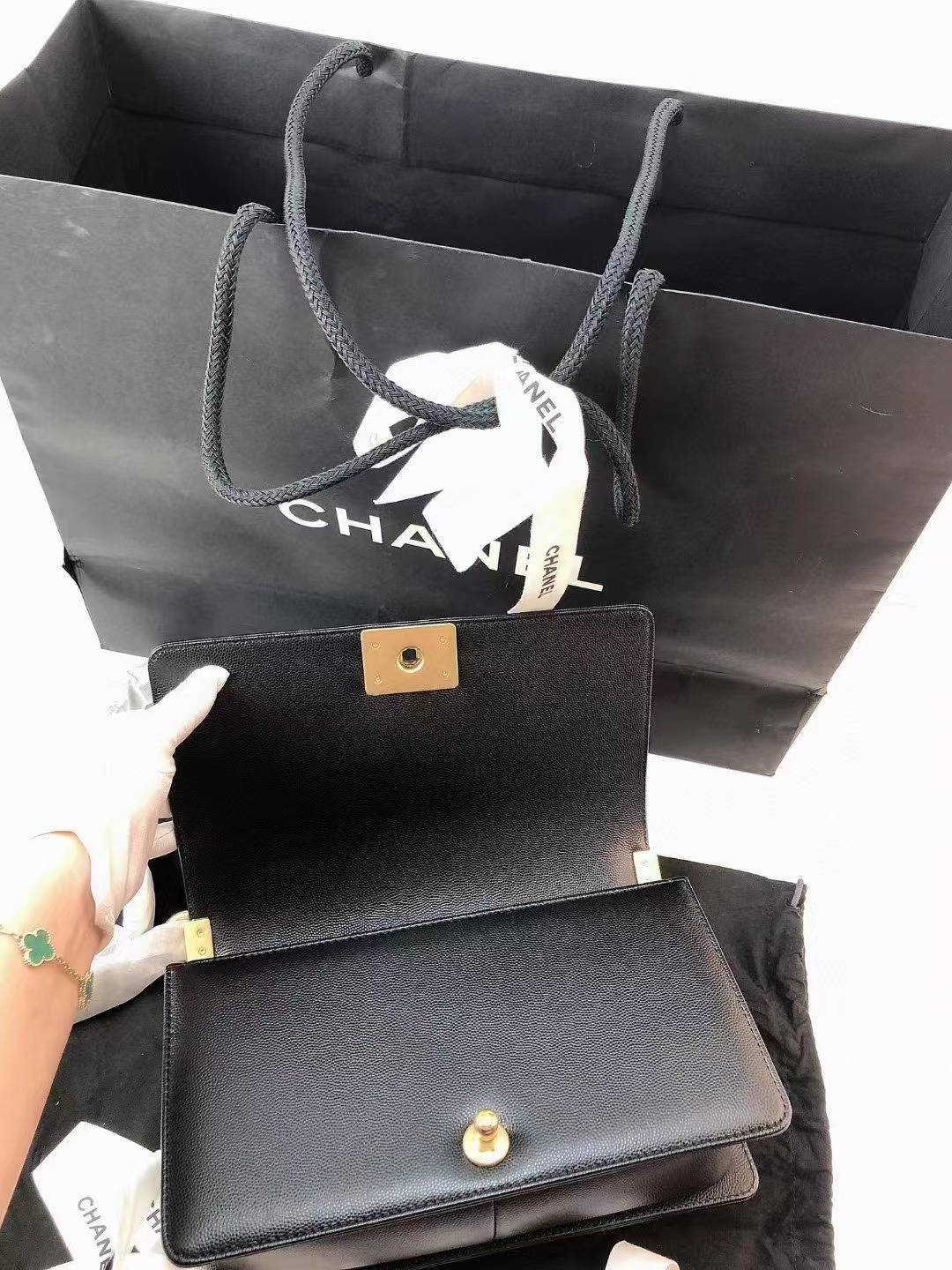 Chanel香奈儿 全新黑金荔枝牛皮leboy中号 全❤️芯片款Chanel香奈儿黑金荔枝皮中号leboy 工价已经涨到52600了 理财产品 附件尘袋好价💰