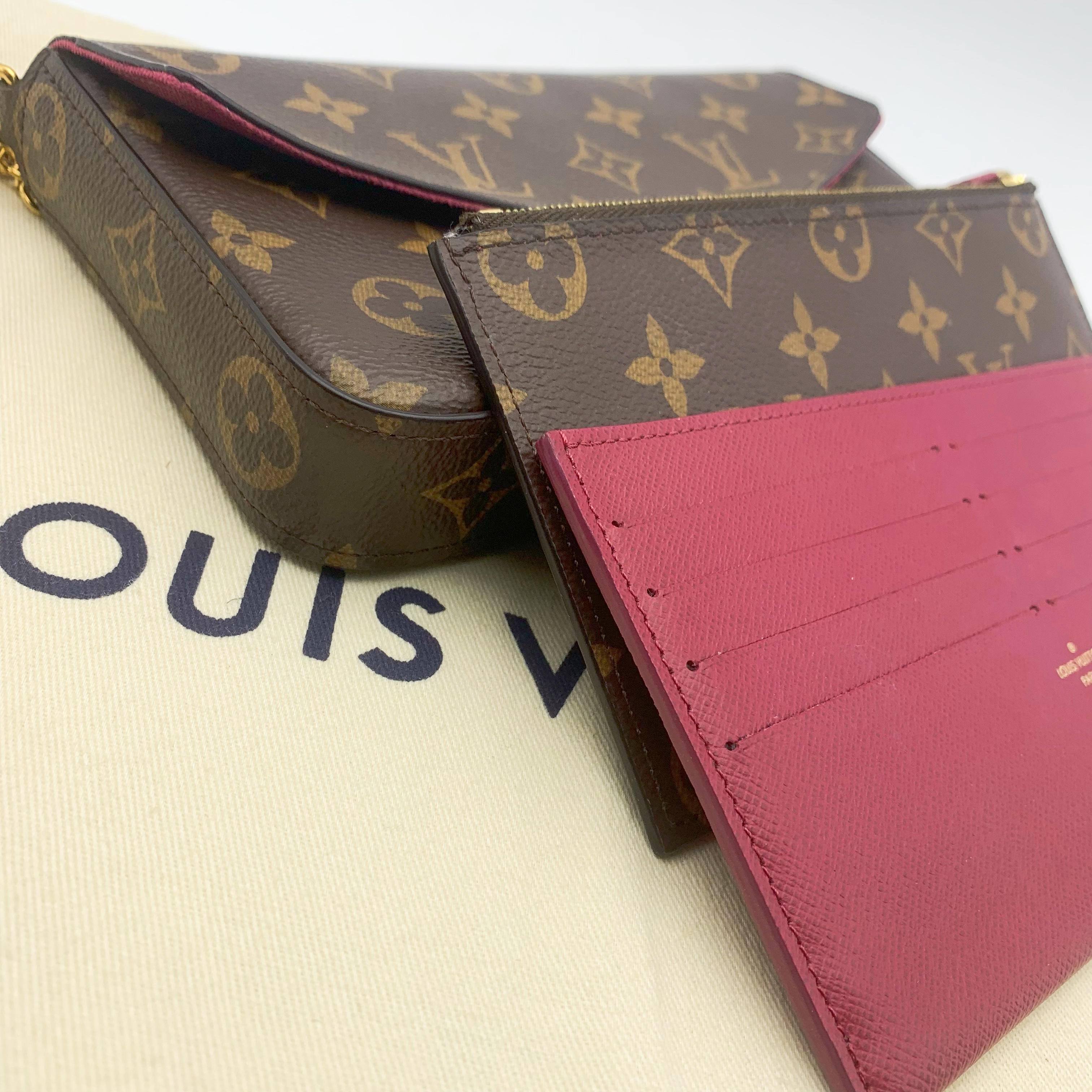 Louis Vuitton路易威登 经典老花三合一链条包 Louis Vuitton 路易威登经典老花三合一链条单肩斜挎包，经典百搭凹造型神器，子包卡包都很实用，性价比非常高，日常通勤都没问题，现货好价带走啦，尺寸：20*12cm