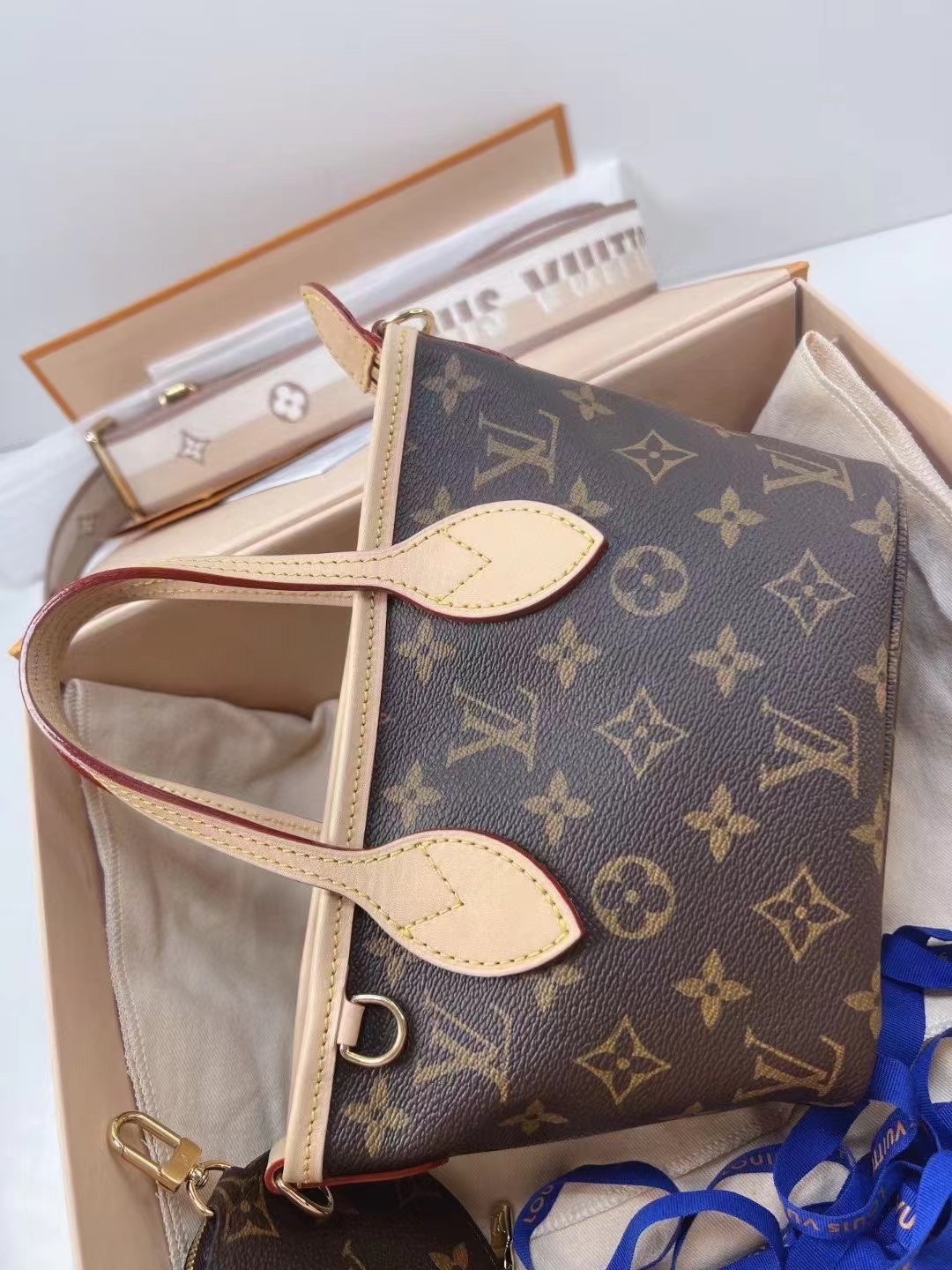 Louis Vuitton路易威登 全新全套nf bb奶茶色肩带 全❤️全套LV Neverfull BB 奶茶色肩带M46705，可手提可斜挎，肩带可拆卸，可盐可甜。24年国专购入带小票，专柜18200还买不到，附件盒子 尘袋24年4月票🎫好价💰