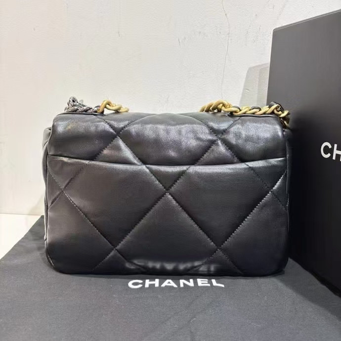 Chanel香奈儿 黑金19bag小号芯片款 Chanel 香奈儿 19Bag 小号 黑色金扣  成色：99新闲置  芯片包 配件全套 尺寸：26*16 超好看黑色金扣 省钱好价💰带走