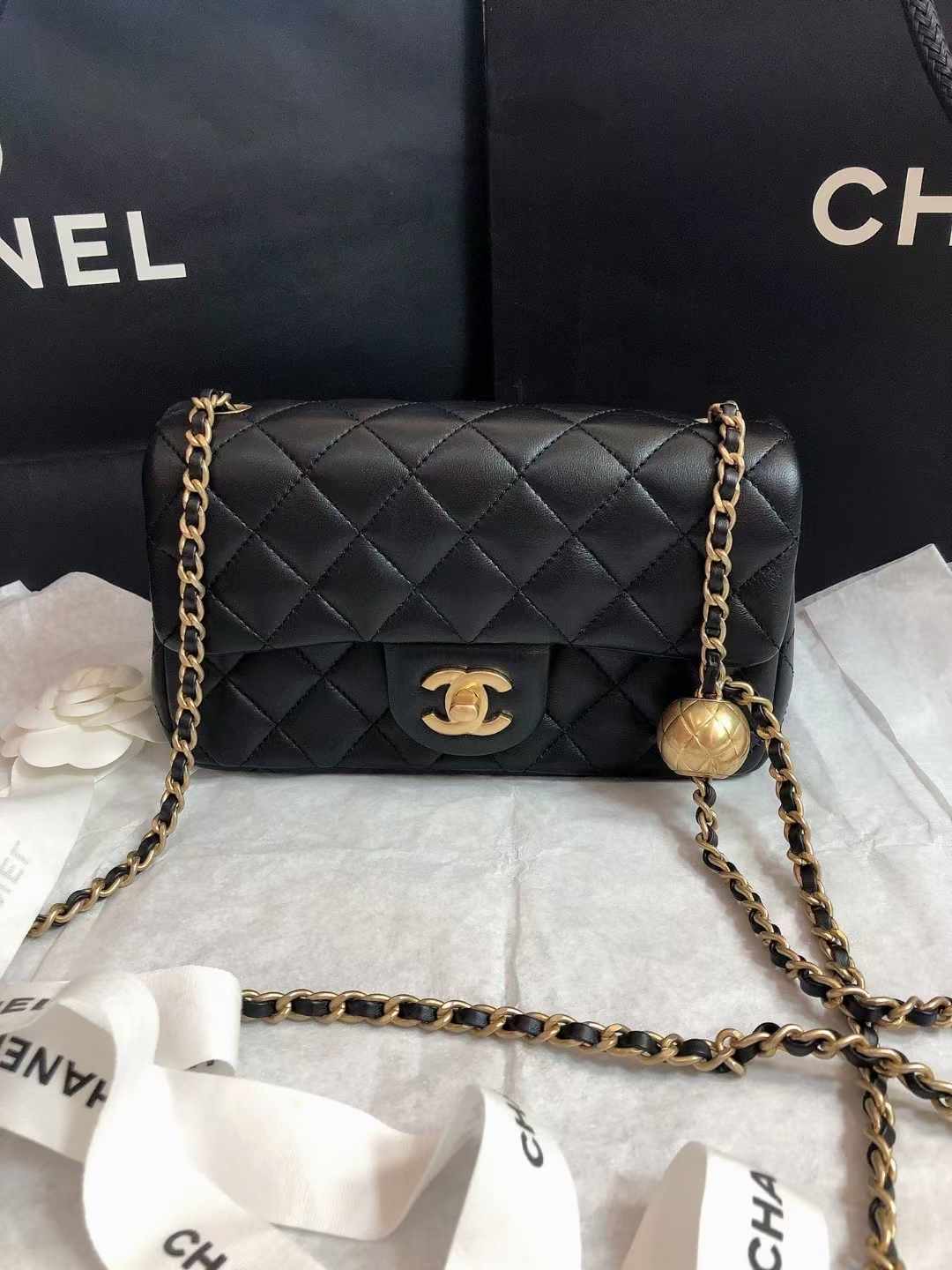 Chanel香奈儿 23K黑金金球大mini Chanel 香奈儿闲置品 23K 新款硬底 金球大mini 23年1月18日购于比利时 好价💰