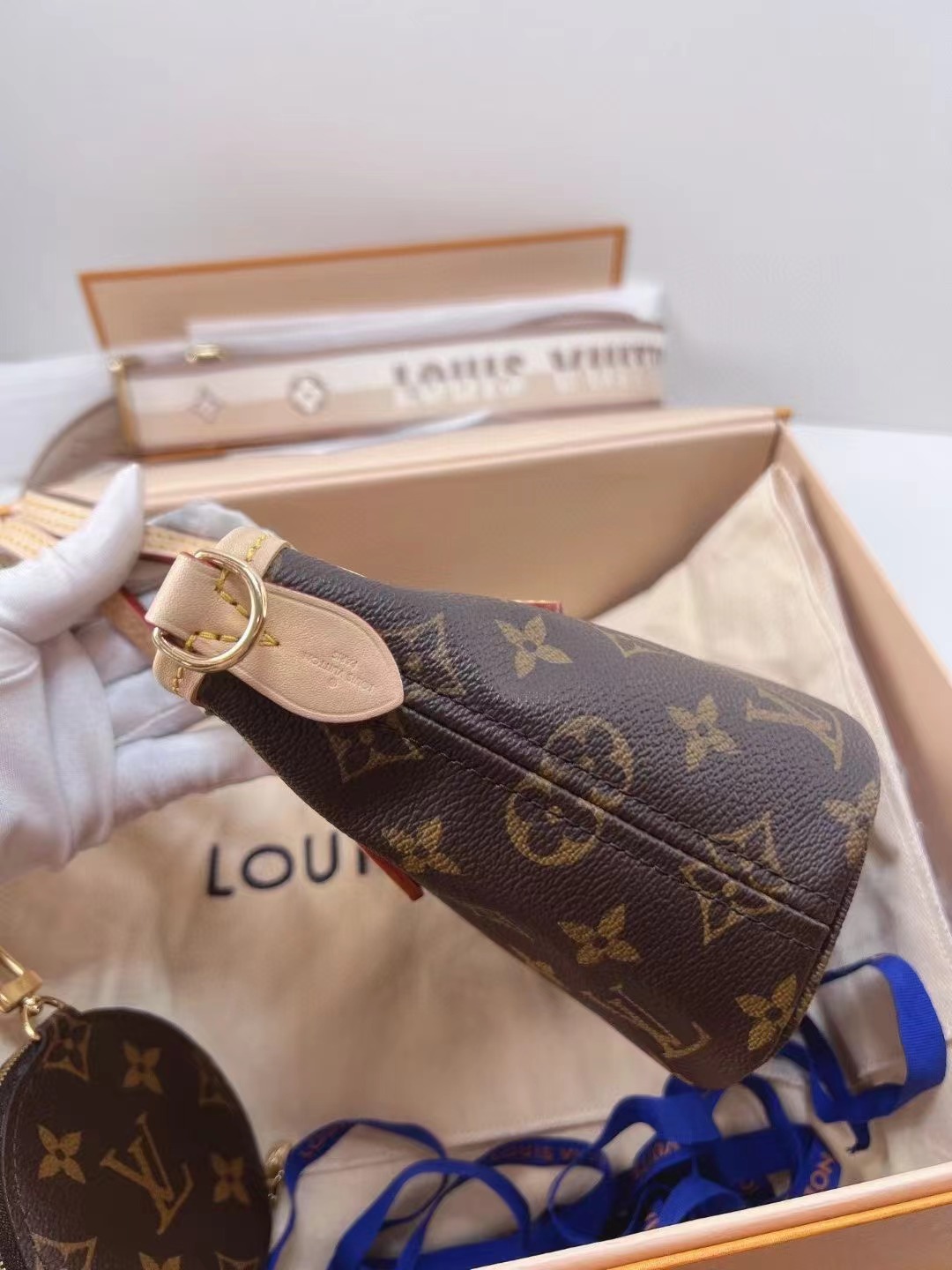 Louis Vuitton路易威登 全新全套nf bb奶茶色肩带 全❤️全套LV Neverfull BB 奶茶色肩带M46705，可手提可斜挎，肩带可拆卸，可盐可甜。24年国专购入带小票，专柜18200还买不到，附件盒子 尘袋24年4月票🎫好价💰