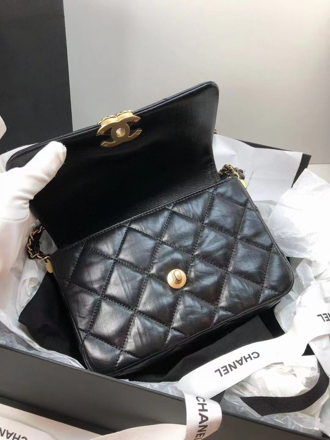 Chanel香奈儿 全新23K19bag豆腐包 全❤️Chanel 香奈儿 23K黑金宽肩带褶皱牛皮 风琴包 豆腐包 19hobo链条包 尺寸：18*12  配件：票/尘袋/盒子 爆款现货 好价💰