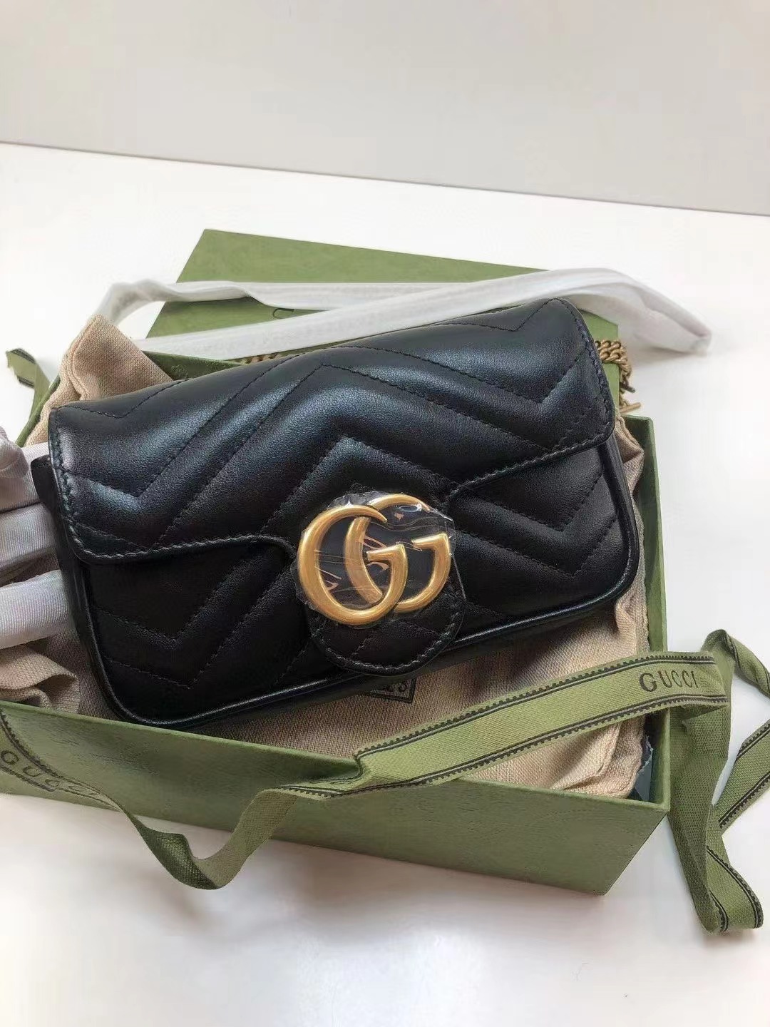 Gucci古驰 全新黑金marmont supermini 全❤️Gucci 古驰 Mormont马蒙supermini超迷你黑金链条包 最新款内里 超级百搭 自重超轻 人手必备 多种背法 尺寸16.5*10 公价9000 附件盒子尘袋 好价6K+💰