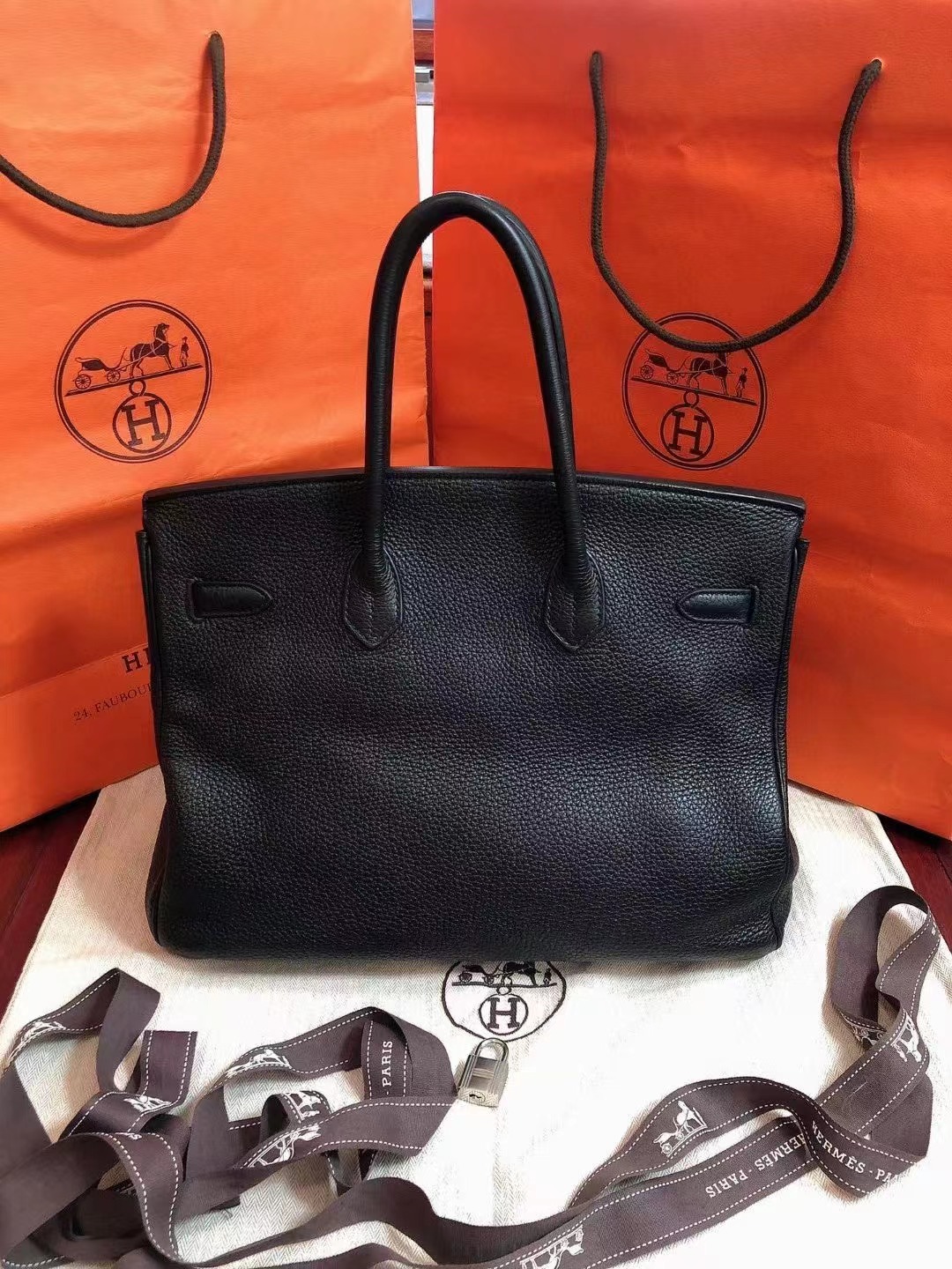 Hermes爱马仕 黑银birkin铂金包35 98新 爱马仕Hermes Birkin35 bk35 togo 黑银 框Q刻 超级火的款 大包凹造型时尚又帅气 附件:防尘袋 钥匙锁好价💰