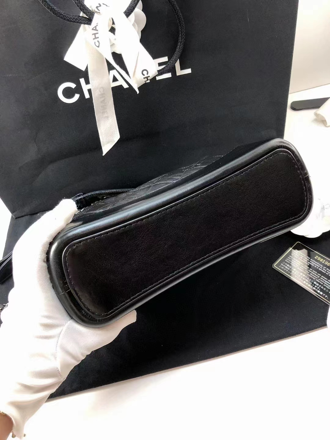 Chanel香奈儿 黑金新中号流浪包 99新 Chanel 香奈儿黑色金扣 新中号 小中号流浪包，后来新出的尺寸流浪包 ，介于小号和中号之间。24.20.8 低调耐看经典的黑色 日常出街好搭配 附件尘袋29身份卡 好价1W多💰