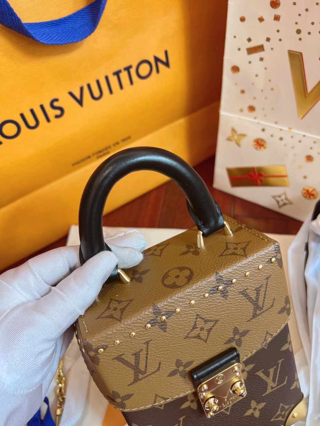 Louis Vuitton路易威登 芯片款Camera box盒子包 全❤️芯片款LV/路易威登 camera box 23新款盒子包 手机包 时尚的反转配色 尺寸12.5*17.5*6 附件尘袋23年8月票🎫好价💰