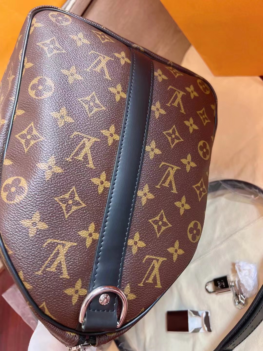 Louis Vuitton路易威登 全新芯片款老花黑边keepall 45 全❤️芯片款 lv keepall45 黑边 老花 行李袋 旅行袋🌟超级经典，旅游出差人手一只～黑色配皮没有变色烦恼～尺寸45*28，附件尘袋 肩带 锁 行李牌，专柜20600 好价💰