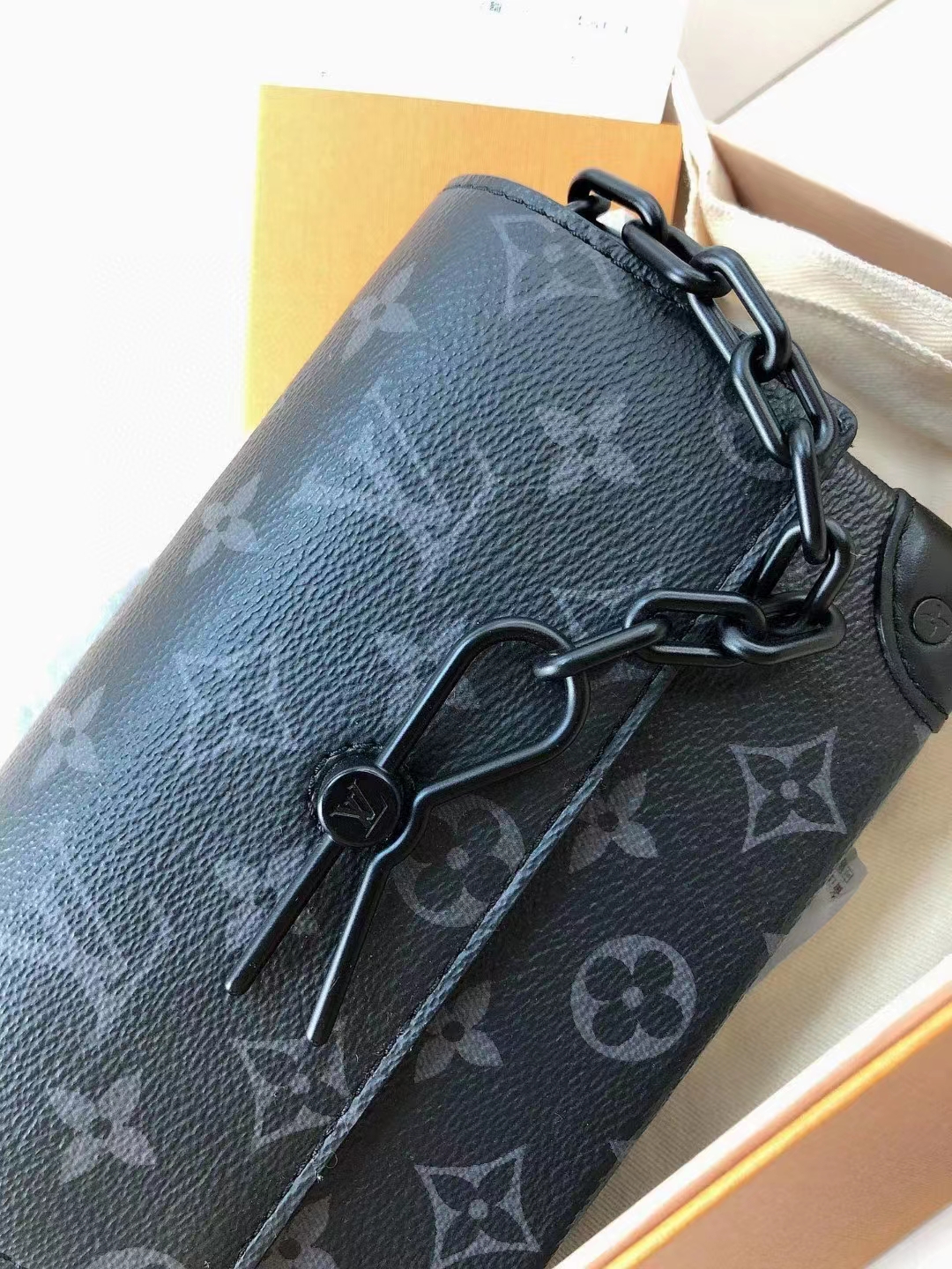 Louis Vuitton路易威登 全新黑武士相机盒子包 全新芯片款路易威登/Louis Vuitton Steamer M81783 黑武士黑印花男士女士通用 插销包steamer 黑花相机盒子包 容量超棒，男女通用 可送礼物~附件盒子 尘袋23年6月票🎫好价省钱带走💰