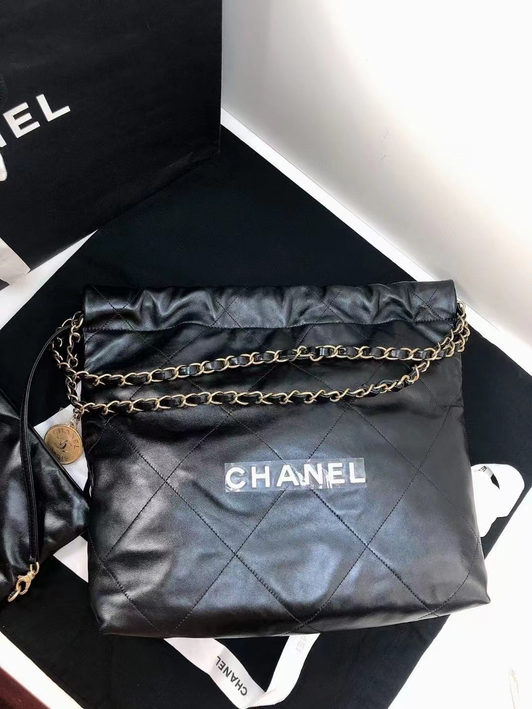 Chanel香奈儿 全新22bag黑金白色小号 全❤️Chanel 香奈儿22bag黑金白字 小号芯片款尺寸：37*35*7cm黑金白字真的太太太高级了！没有人可以逃过垃圾袋真香定律 24年2月购入 附件尘袋好价💰