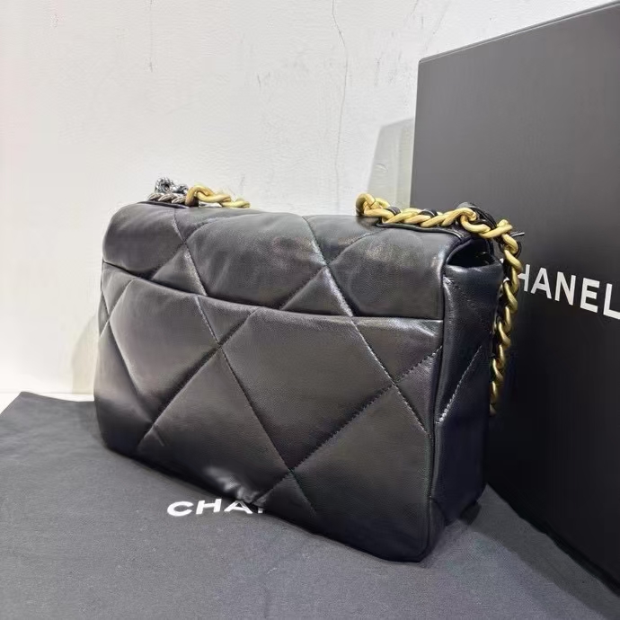 Chanel香奈儿 黑金19bag小号芯片款 Chanel 香奈儿 19Bag 小号 黑色金扣  成色：99新闲置  芯片包 配件全套 尺寸：26*16 超好看黑色金扣 省钱好价💰带走