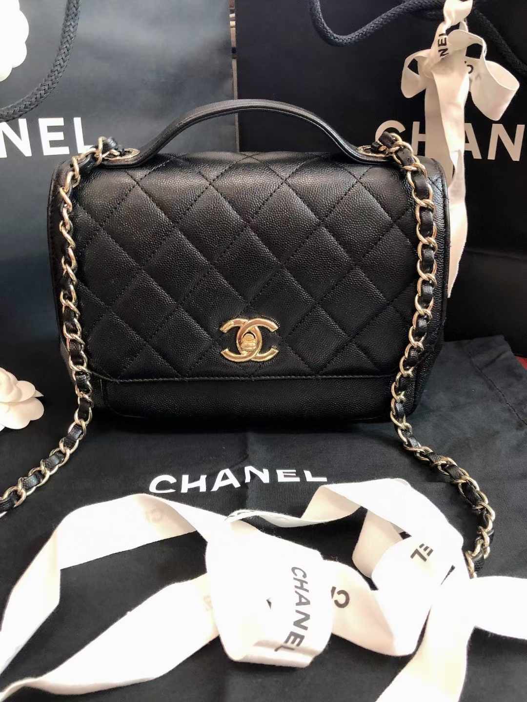 Chanel香奈儿 黑金荔枝牛皮affinity小号邮差包 99新 Chanel香奈儿 affinity 黑金小号荔枝皮邮差包 镭射23开无卡有标 底长22cm 附件尘袋 好价💰