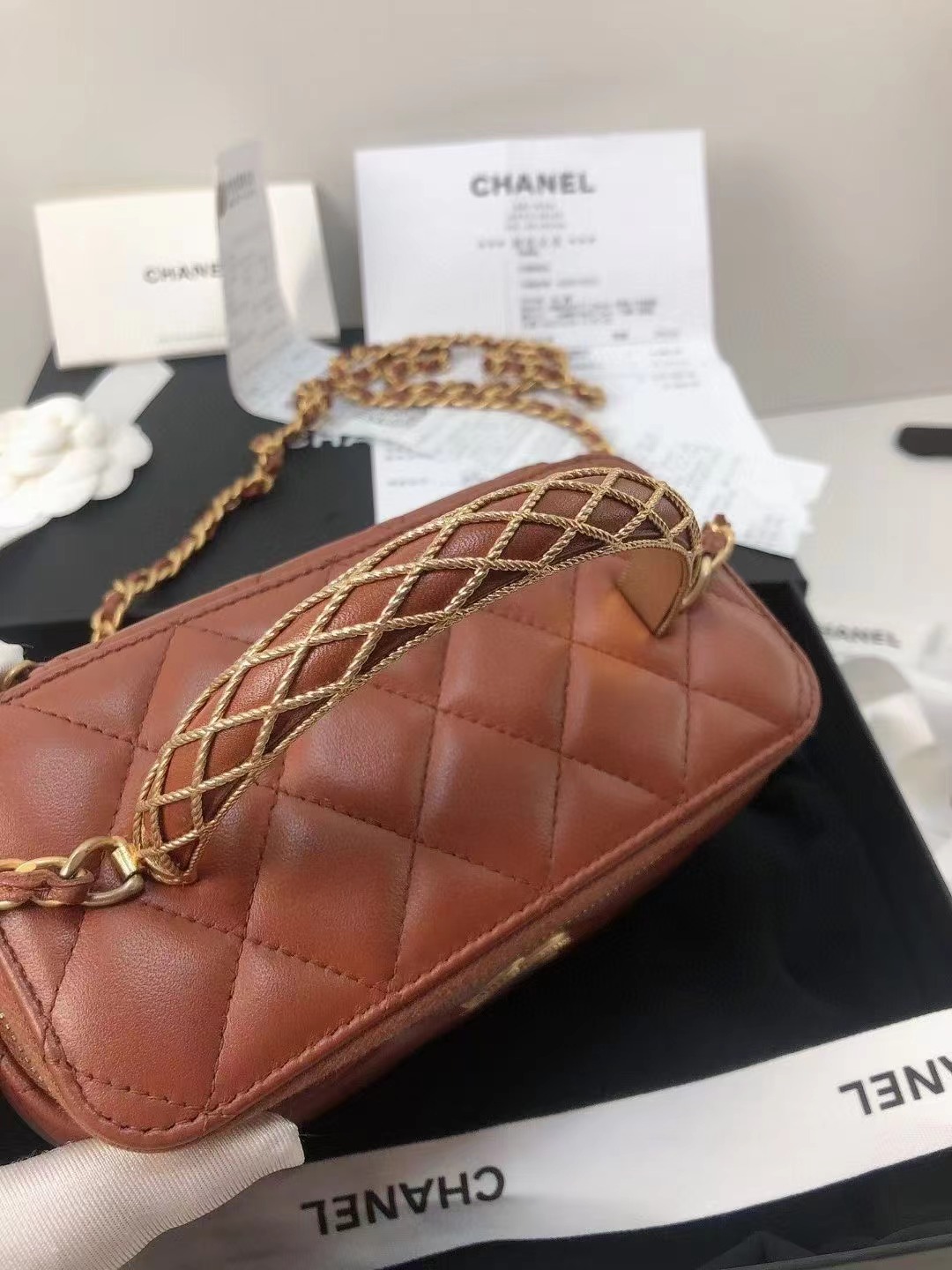 Chanel香奈儿 全新23K金棕新款手柄化妆盒子 全❤️芯片款 Chanel/香奈儿金棕23K 新款手柄长盒子化妆包 新款内置补妆镜 底部双 C logo 浮雕设计 尺寸 16×10×8 附件盒子 尘袋23年6月德基票🎫好价💰