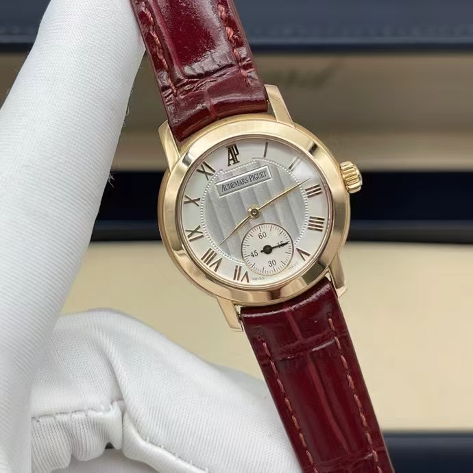 Audemars Piguet爱彼 18K玫瑰金经典系列腕表 爱彼AP经典系列腕表，18K玫瑰金材质，背透手动机械，表径27mm, 精致贵气，上手超美，99新单表好成色，专柜14万+，现超值！