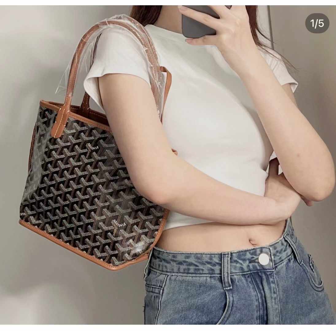 Goyard高雅德 全新棕色mini tote双面购物袋 全❤️Goyard/戈雅棕色minitote双面购物袋单肩手提包，包包自重很轻，超实用可爱，23编码 附件：尘袋、子袋 尺寸:21.5*20*10cm 超级火爆款 好价💰