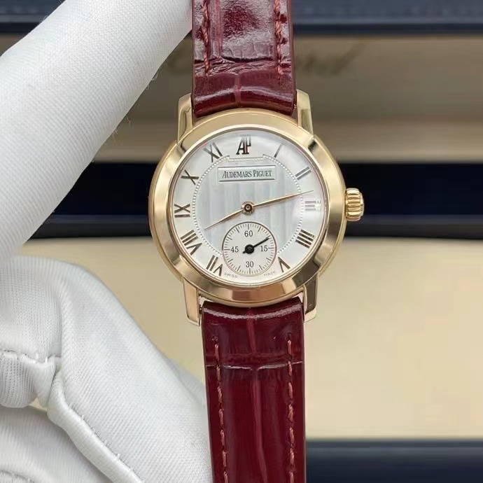 Audemars Piguet爱彼 18K玫瑰金机械腕表 爱彼AP经典系列腕表，18K玫瑰金材质，背透手动机械，表径27mm, 精致贵气，上手超美，99新单表好成色，专柜14万+，现超值3W多带走！