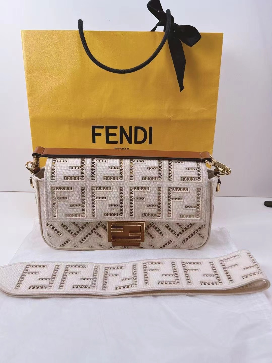 Fendi 芬迪 白色镂空刺绣法棍中号