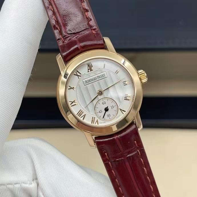 Audemars Piguet爱彼 18K玫瑰金经典系列腕表 爱彼AP经典系列腕表，18K玫瑰金材质，背透手动机械，表径27mm, 精致贵气，上手超美，99新单表好成色，专柜14万+，现超值！