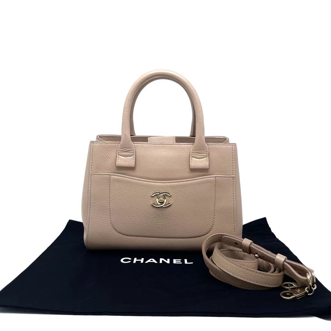 Chanel 香奈儿 米色金扣牛皮小号邮差包