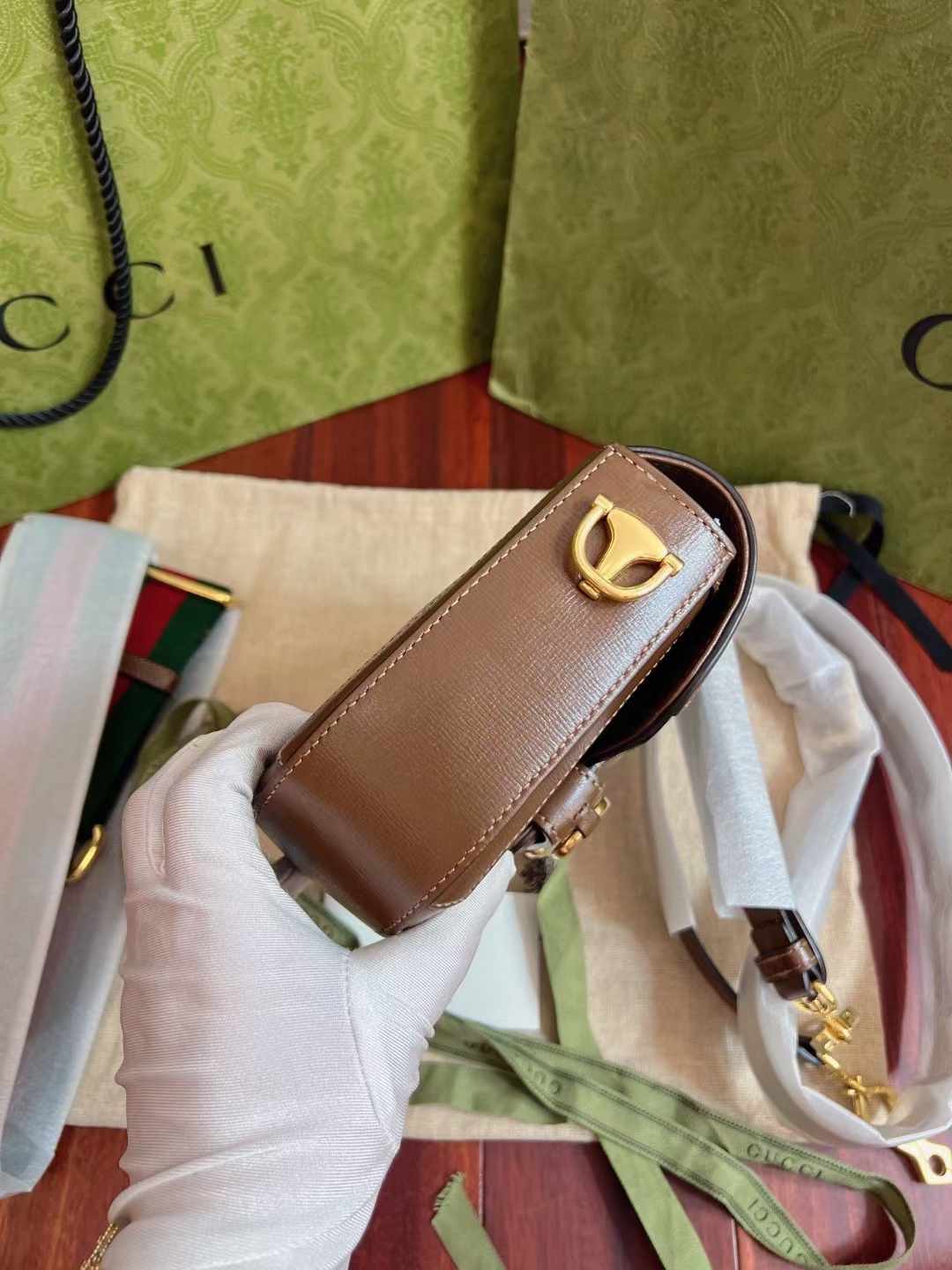 Gucci古驰 棕色1955迷你马鞍包 保存品Gucci  mini  棕色1955马鞍包 大小真的太合适了 搭配两根不同的肩带 各路明星同款 附件尘袋好价💰