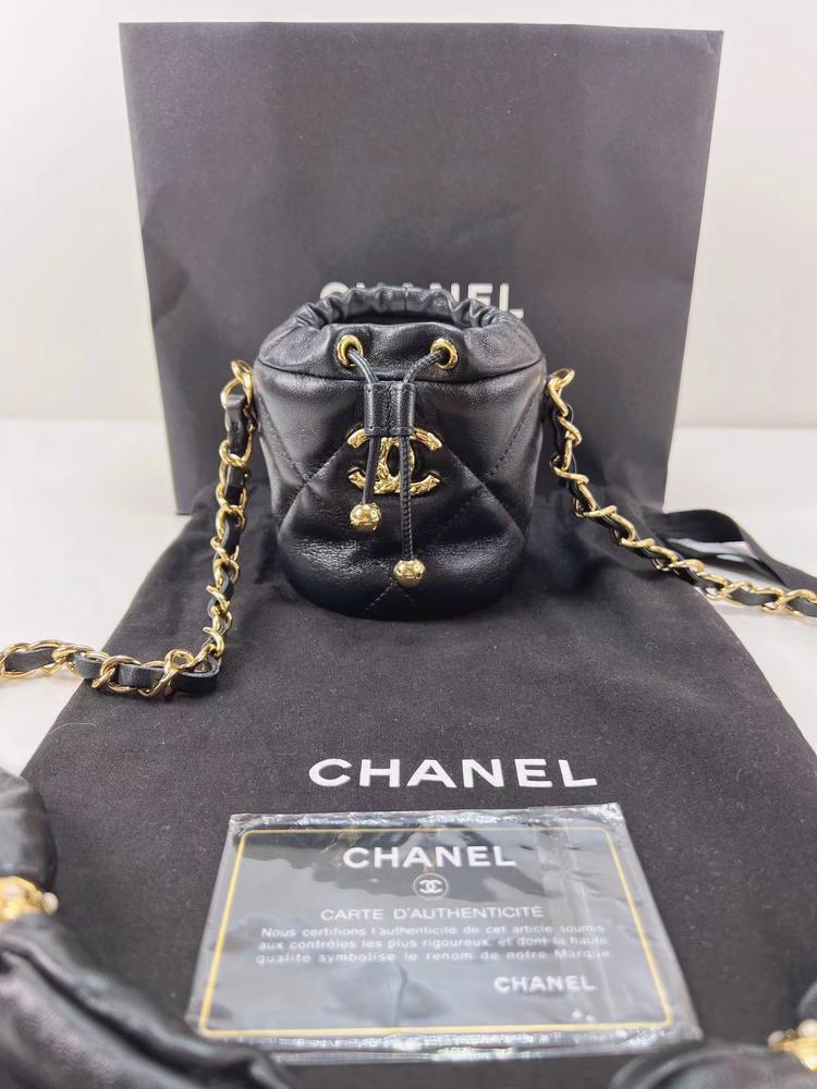 Chanel 香奈儿 全新21b黑金mini金属链带水桶
