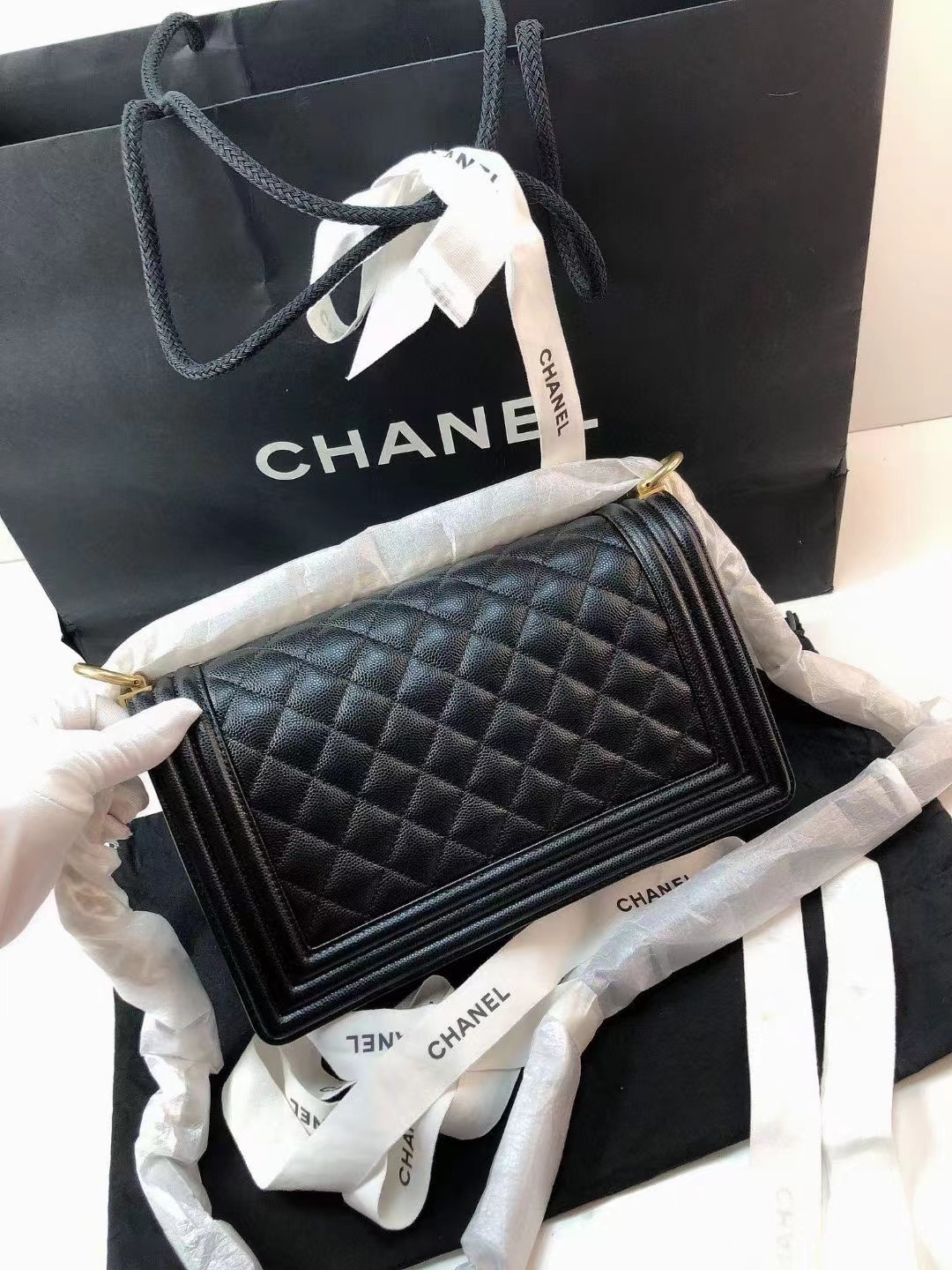 Chanel香奈儿 全新黑金荔枝牛皮leboy中号 全❤️芯片款Chanel香奈儿黑金荔枝皮中号leboy 工价已经涨到52600了 理财产品 附件尘袋好价💰