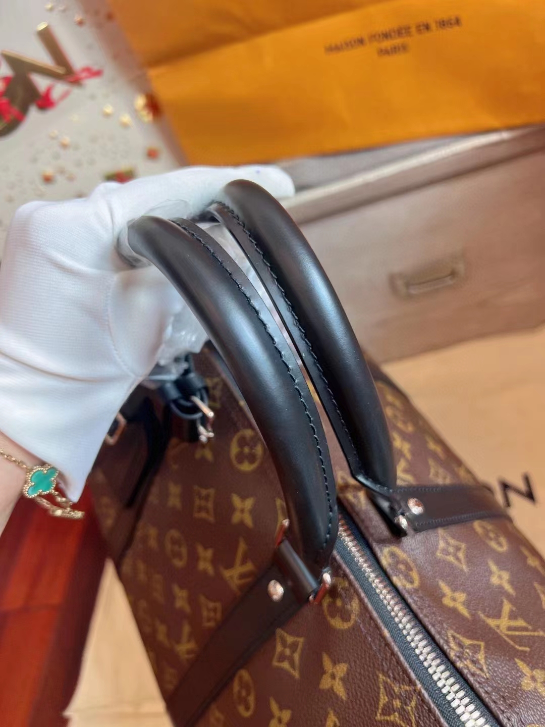 Louis Vuitton路易威登 全新芯片款老花黑边keepall 45 全❤️芯片款 lv keepall45 黑边 老花 行李袋 旅行袋🌟超级经典，旅游出差人手一只～黑色配皮没有变色烦恼～尺寸45*28，附件尘袋 肩带 锁 行李牌，专柜20600 好价💰