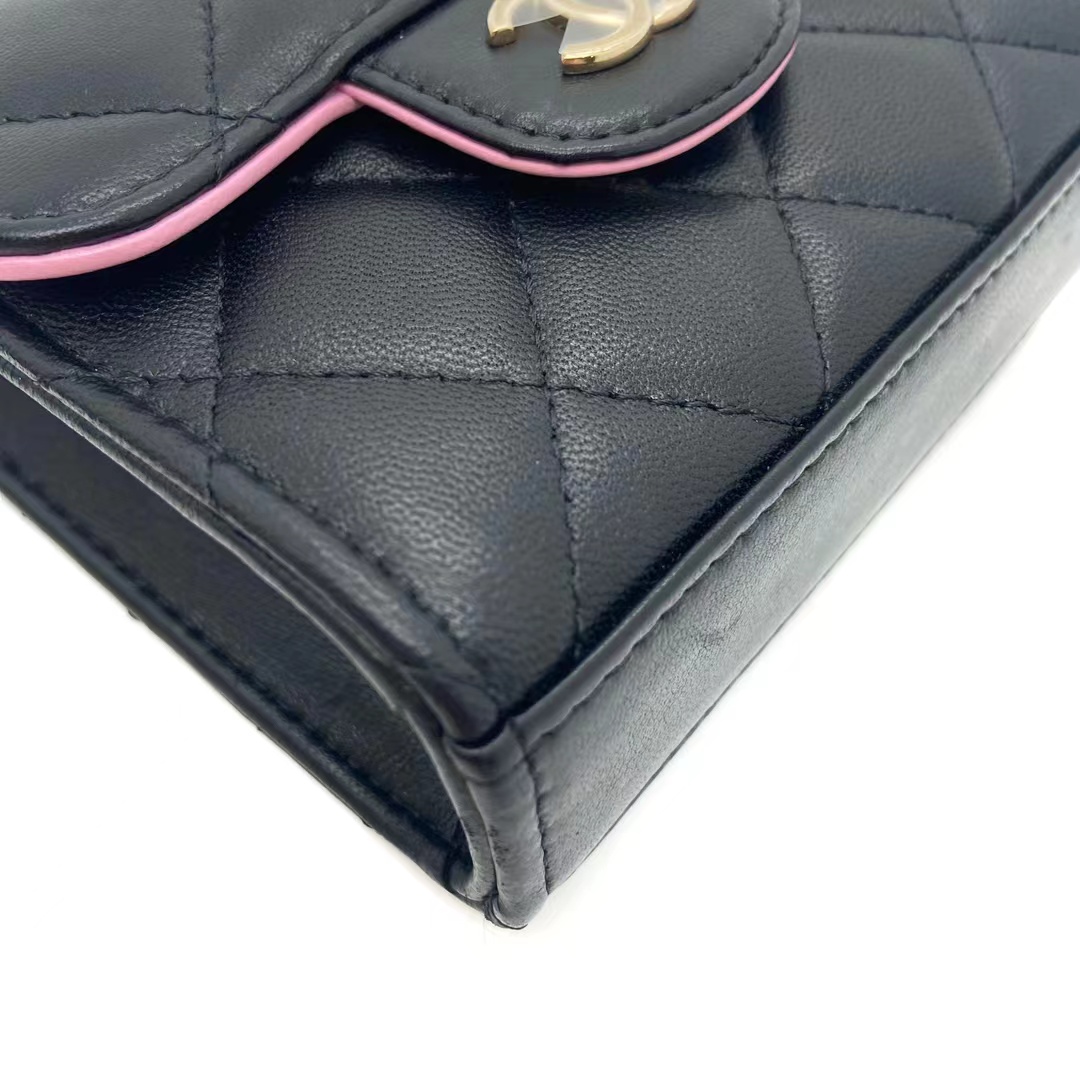 Chanel香奈儿 黑色拼粉手柄mini链条包 99🆕芯片款#Chanel 黑色拼粉色手提款mini 包，blackpink黑粉配色，链条也是黑粉拼色，超级无敌好看，现货好价1w多🉐️