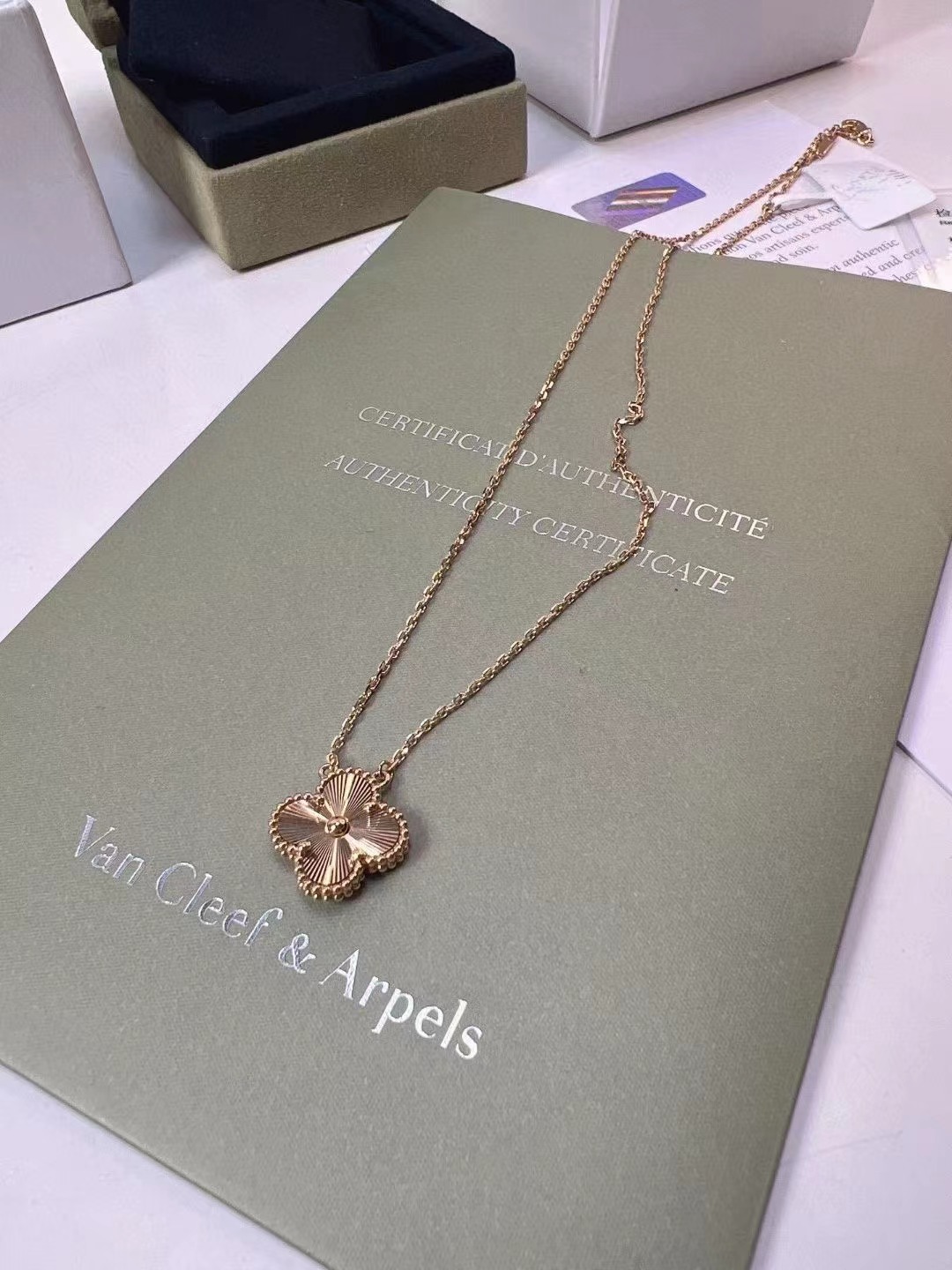 Van Cleef & Arpels 梵克雅宝 18K黄金镭射四叶草项链 全❤️VCA 梵克雅宝18k黄金中号玑镂雕花镭射四叶草项链 放射面 50周年限定 23年全套 专柜价29500 附件盒子 证书 好价2W出头💰