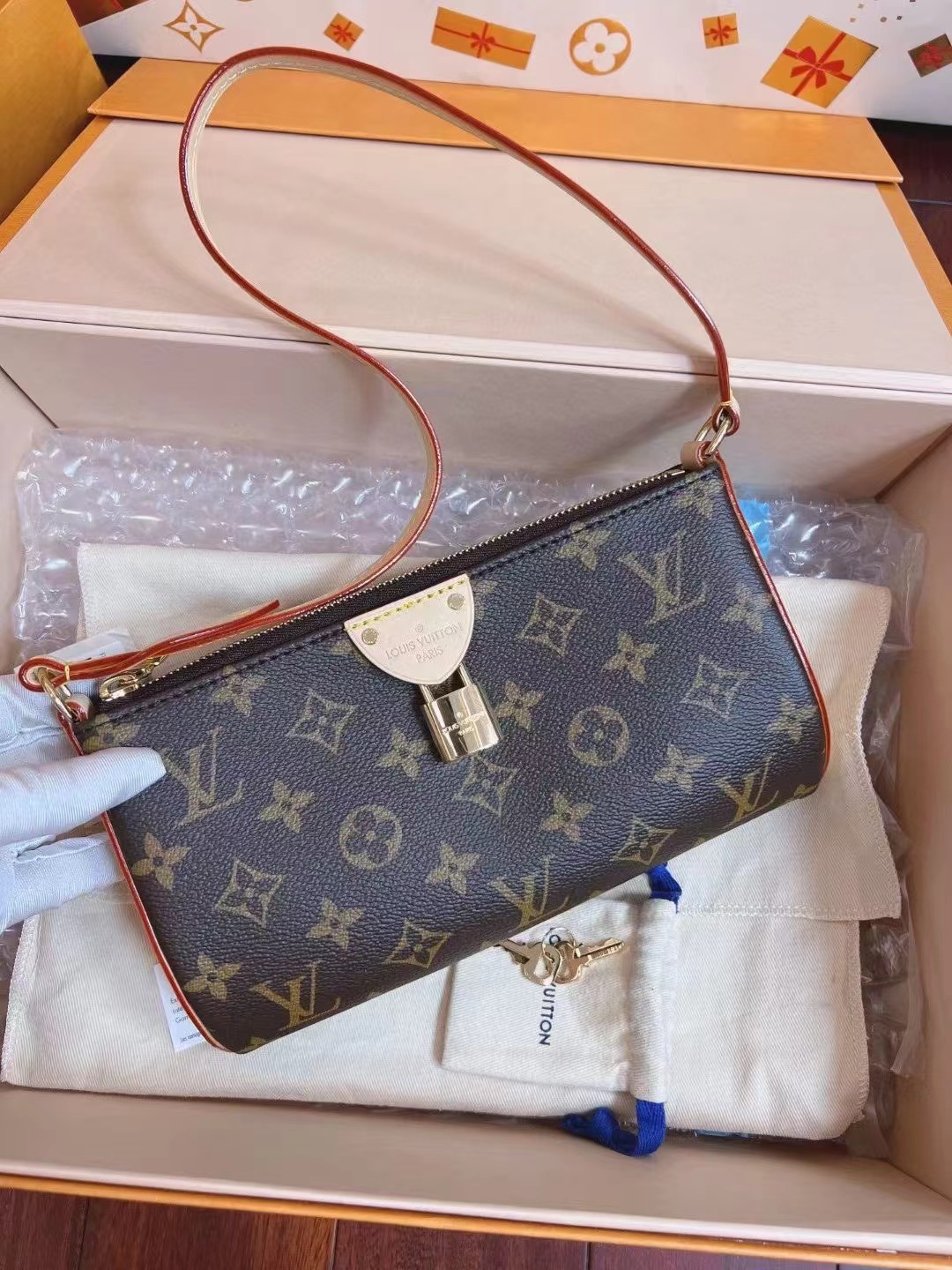 Louis Vuitton路易威登 全新老花腋下锁头麻将包 全❤️LV 路易威登 Pochette Tirette新款腋下锁头麻将包 最好用的小包之一 容量很大 附件盒子尘袋好价💰