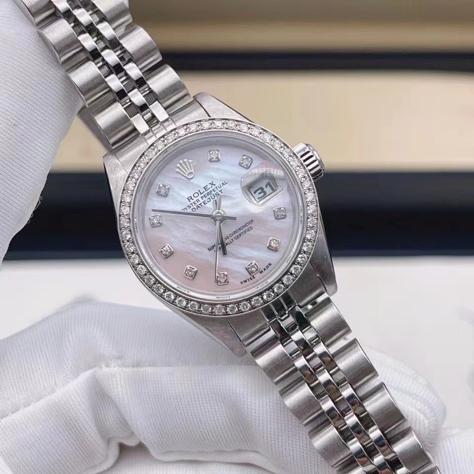 Rolex劳力士 粉色贝母刻度钻日志型腕表 Rolex劳力士女装日志型自动机械腕表，表径26mm，后镶钻，升级超美粉色贝母刻度钻，日历窗，经典保值，高贵优雅，单表好成色，参考原钻13多万，秒价2W多带走💕