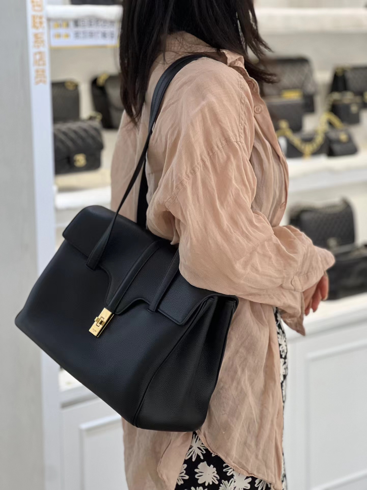 Saint Laurent圣罗兰 黑金soft 16中号 Celine 赛琳 黑金soft 16 中号单肩，腋下包，皮质超柔软，容量也很大，尺寸底边32，公价2w多在售，好价9K+